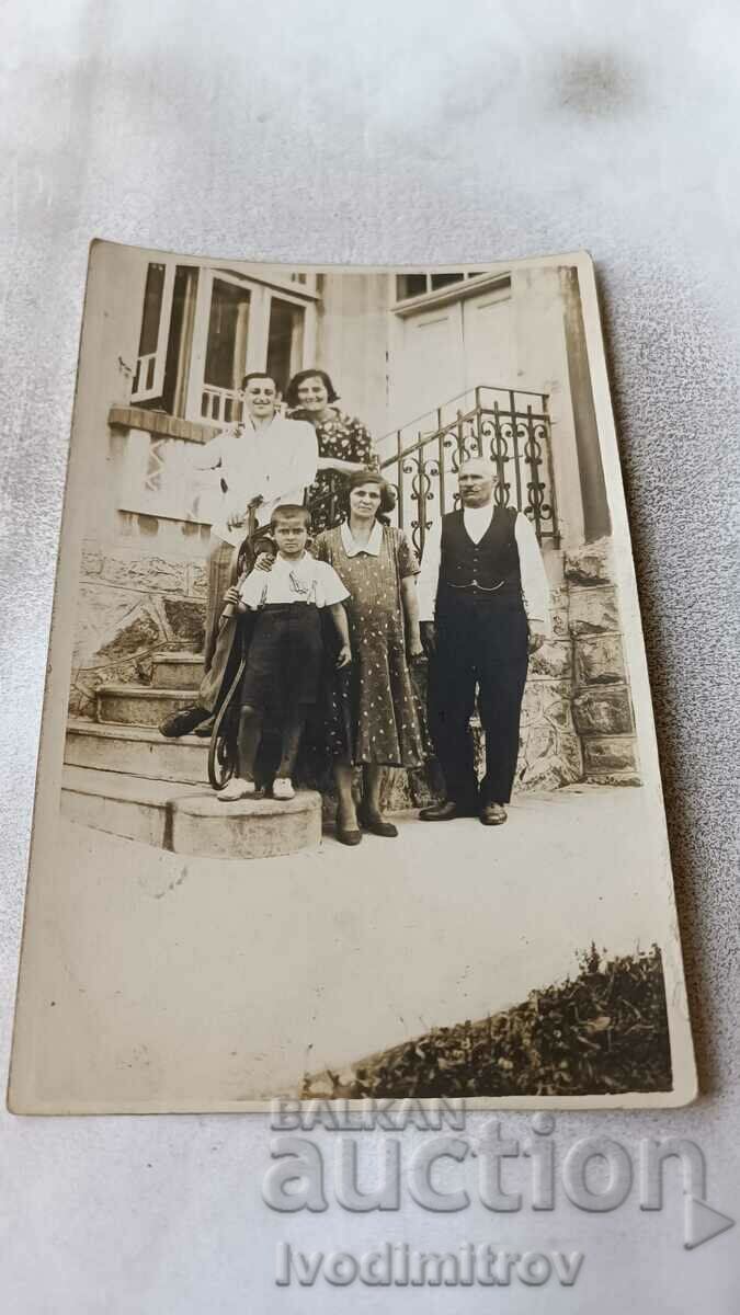 Photo Plachkovtsi Men, women and a boy in front of the Villa of B. T. B.