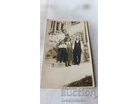 Photo Plachkovtsi Men, women and a boy in front of the Villa of B. T. B.