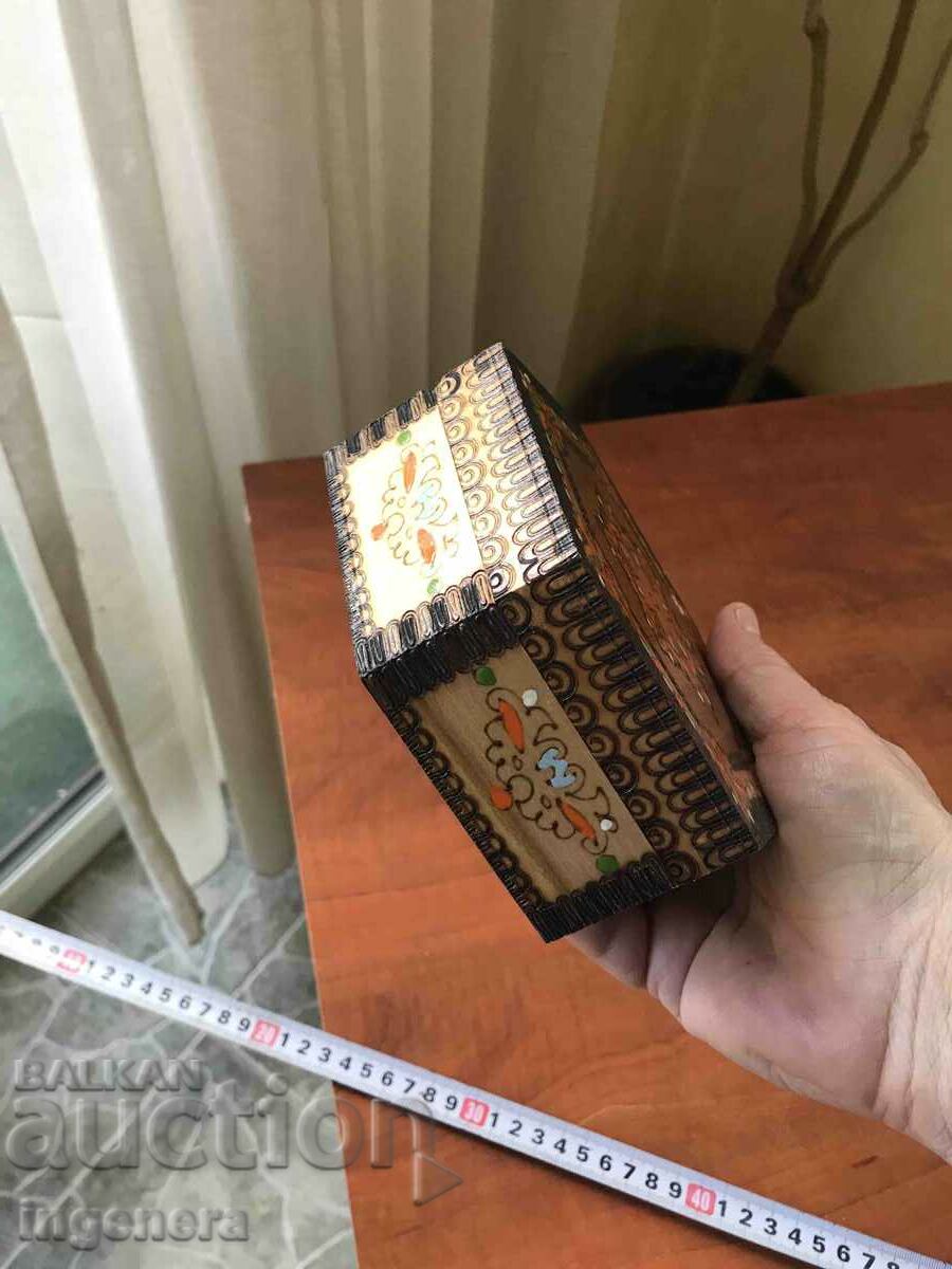 Livrarea CUTIE LEMN PIROGRAF DESEN ANTICHI DIN SOCA MOSTRA