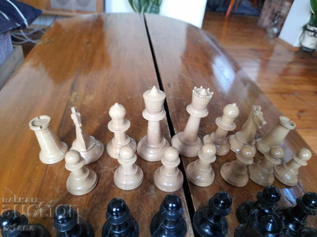 Auction  Old chess pieces