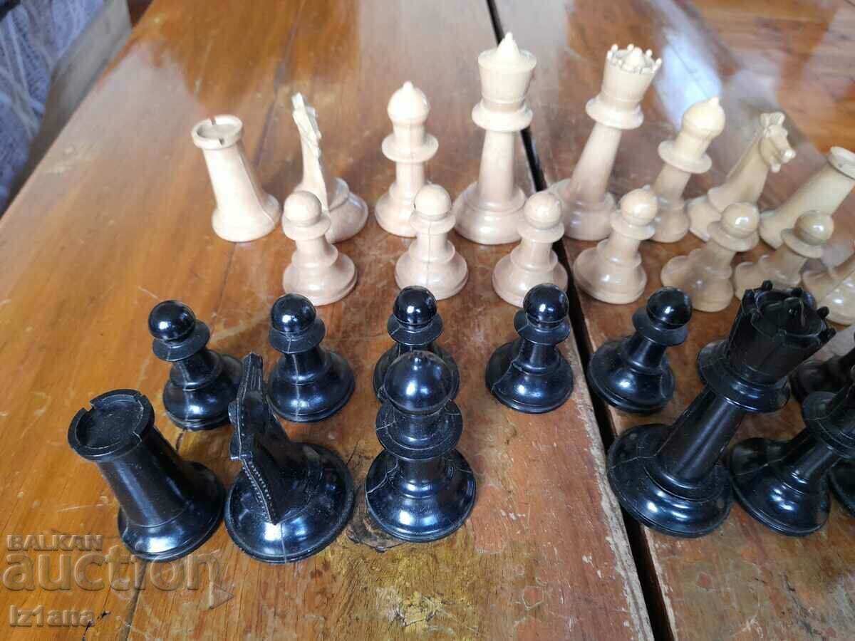Delivery of Old chess pieces
