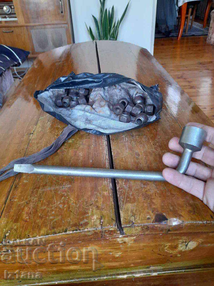 Аукцион Ключ за гуми Аукцион Ключ за гуми