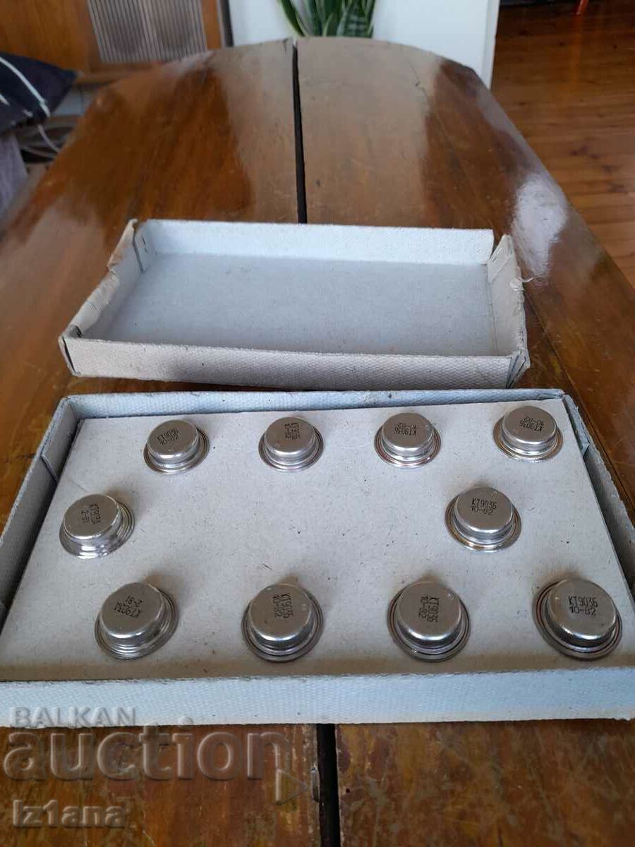 Tranzistor vechi, tranzistoare KT903B cu preț 53.00 BGN | € 27.10