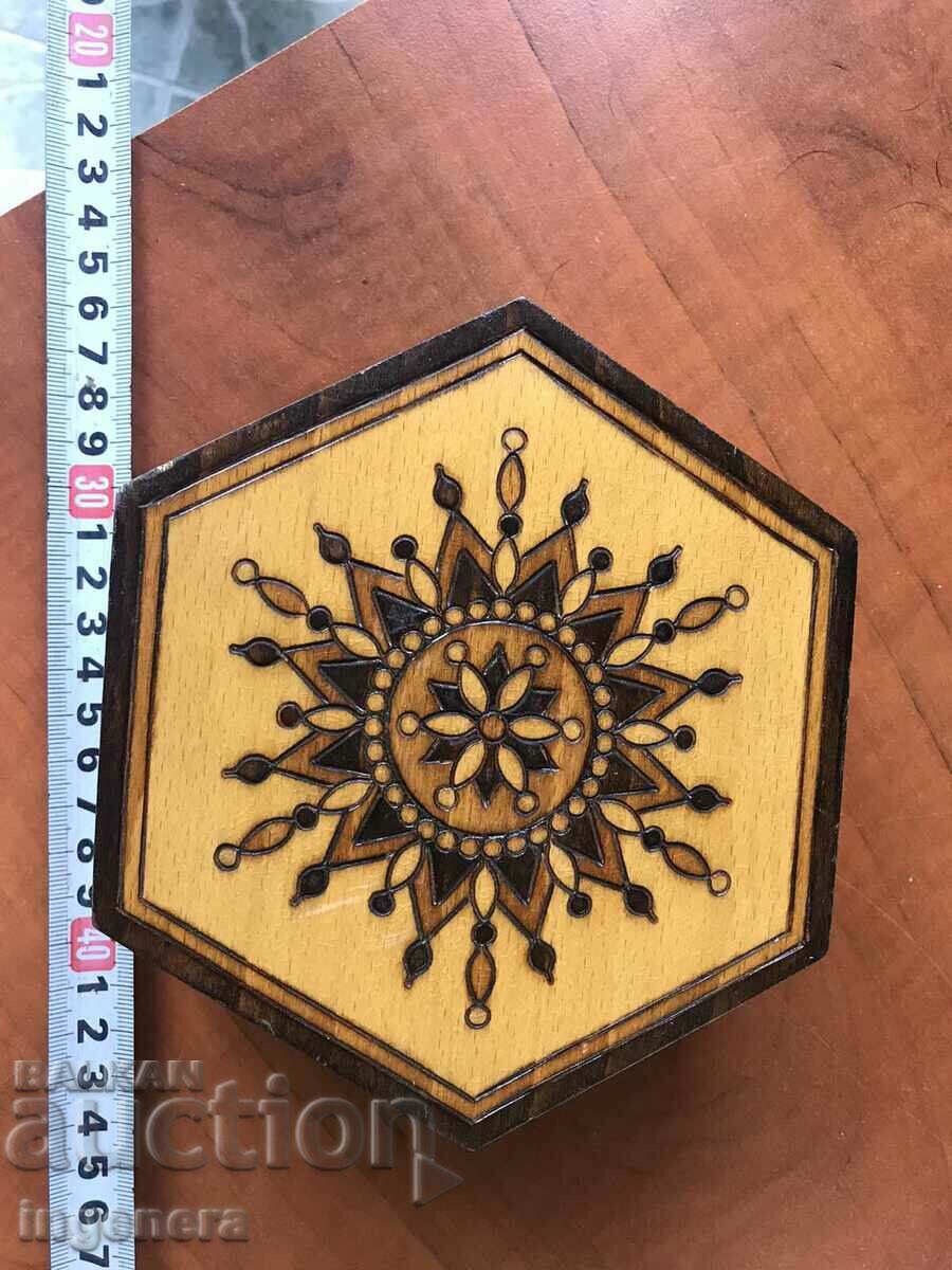 CUTIE LEMN PIROGRAF DESEN ANTICHI DIN SOCA MOSTRA cu preț 35.00 BGN | € 17.90