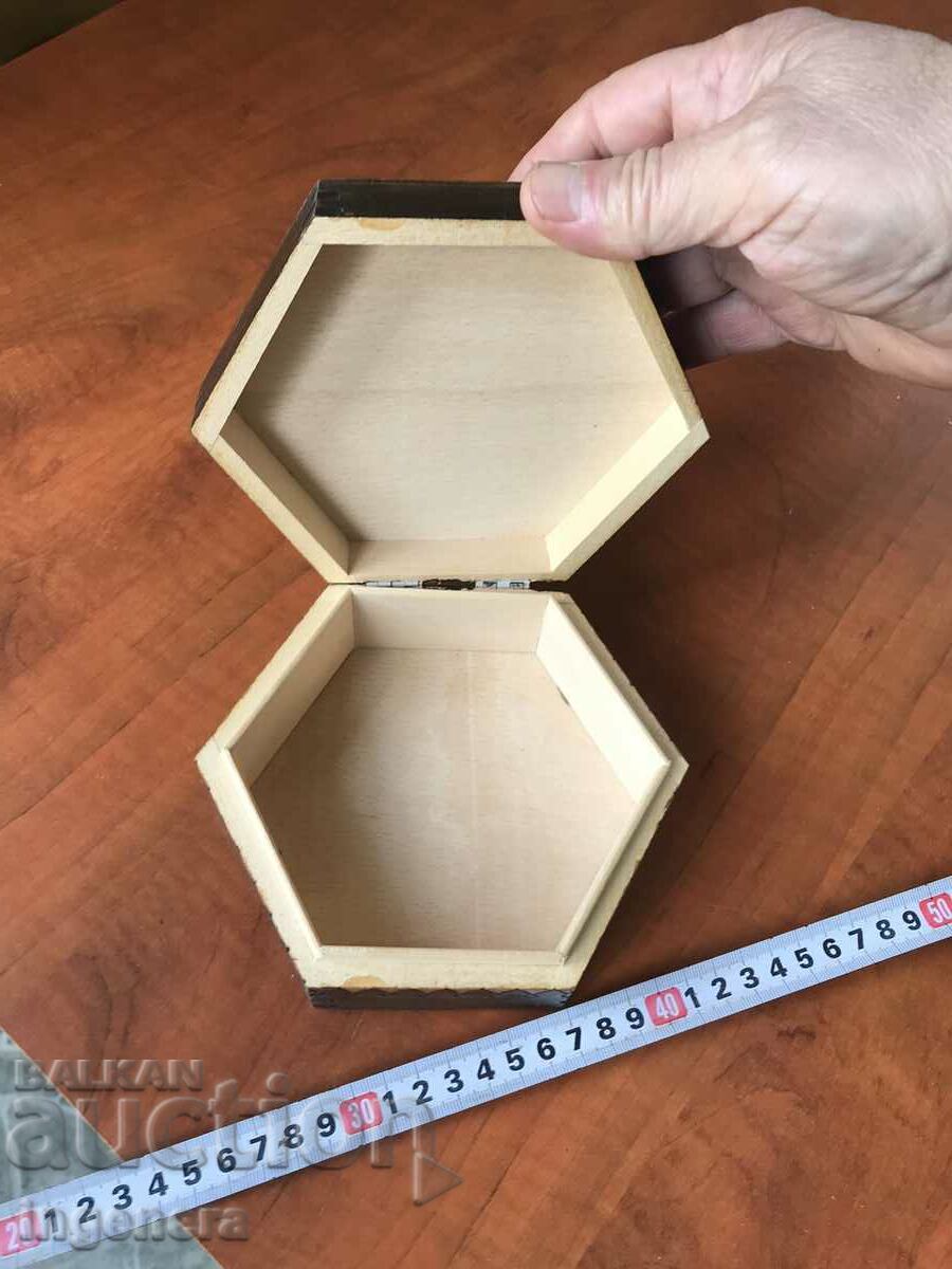 Licitație CUTIE LEMN PIROGRAF DESEN ANTICHI DIN SOCA MOSTRA