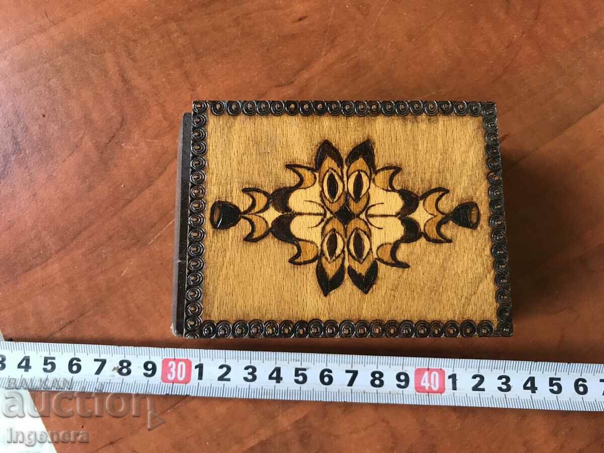 CUTIE LEMN PIROGRAF DESEN ANTICHI DIN SOCA MOSTRA cu preț 32.00 BGN | € 16.36 CUTIE LEMN PIROGRAF DESEN ANTICHI DIN SOCA MOSTRA cu preț 32.00 BGN | € 16.36