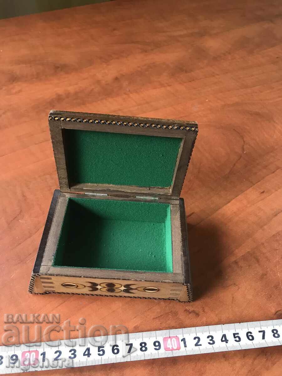 Licitație CUTIE LEMN PIROGRAF DESEN ANTICHI DIN SOCA MOSTRA Licitație CUTIE LEMN PIROGRAF DESEN ANTICHI DIN SOCA MOSTRA