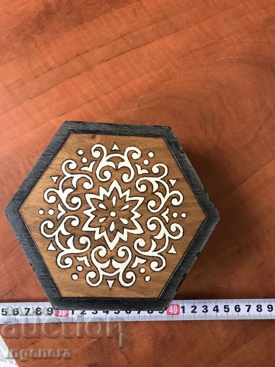 CUTIE LEMN PIROGRAF DESEN ANTICHI DIN SOCA MOSTRA cu preț 29.00 BGN | € 14.83