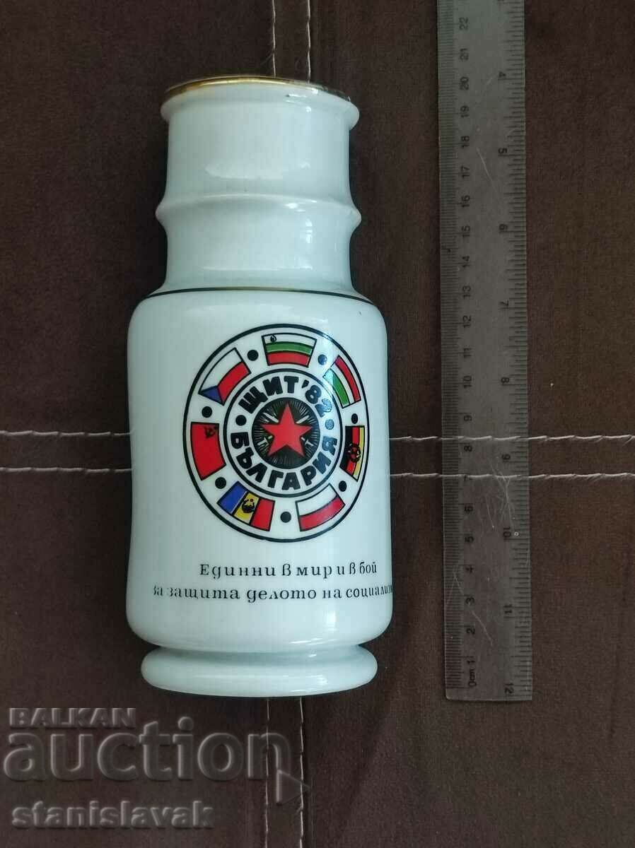 Delivery of A rare porcelain vase from the shield 82 study