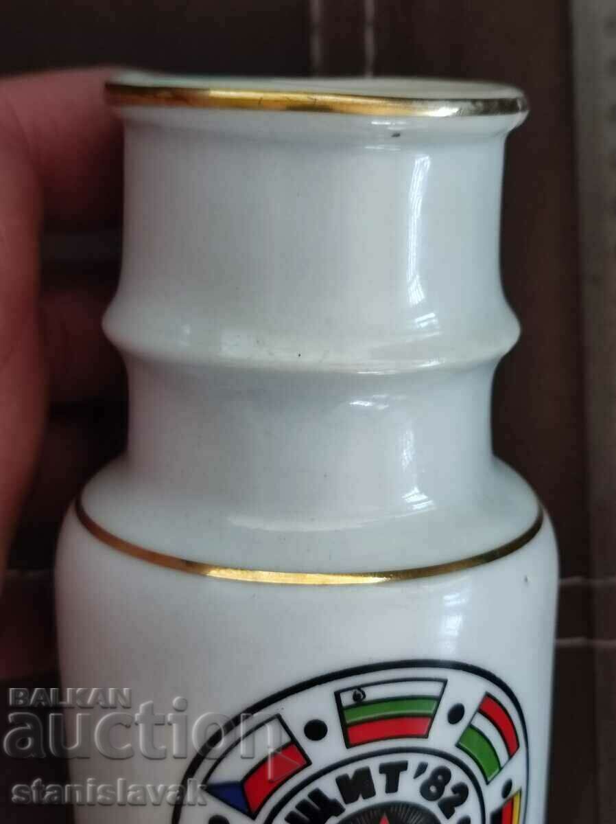 A rare porcelain vase from the shield 82 study - 5