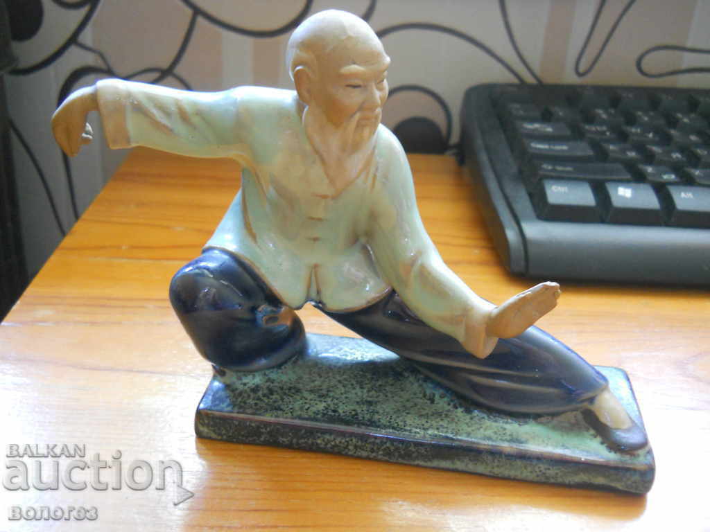 Figurină antică din porțelan - luptător kung fu (China)
