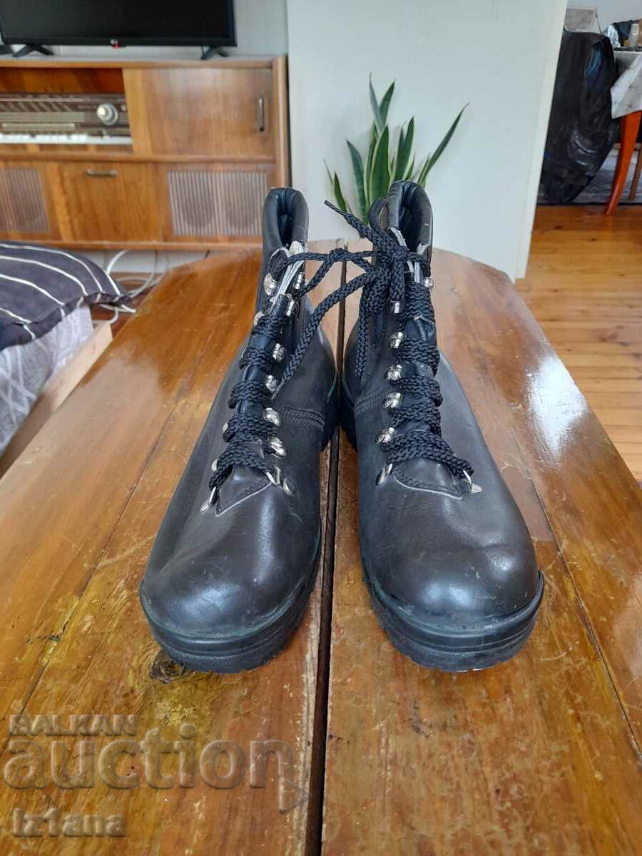 Παλιές μπότες πεζοπορίας Νεολαία