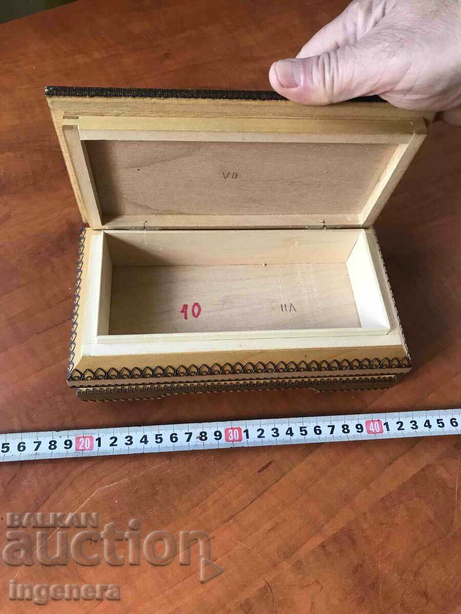 Licitație CUTIE LEMN PIROGRAF DESEN ANTICHI DIN SOCA MOSTRA