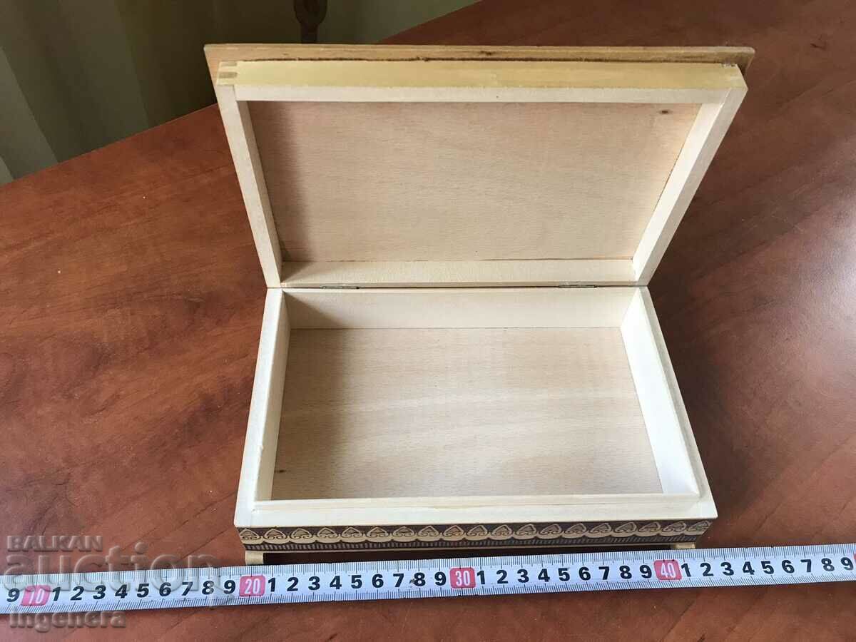 Licitație CUTIE LEMN PIROGRAF DESEN ANTICHI DIN SOCA MOSTRA-LOVECH Licitație CUTIE LEMN PIROGRAF DESEN ANTICHI DIN SOCA MOSTRA-LOVECH