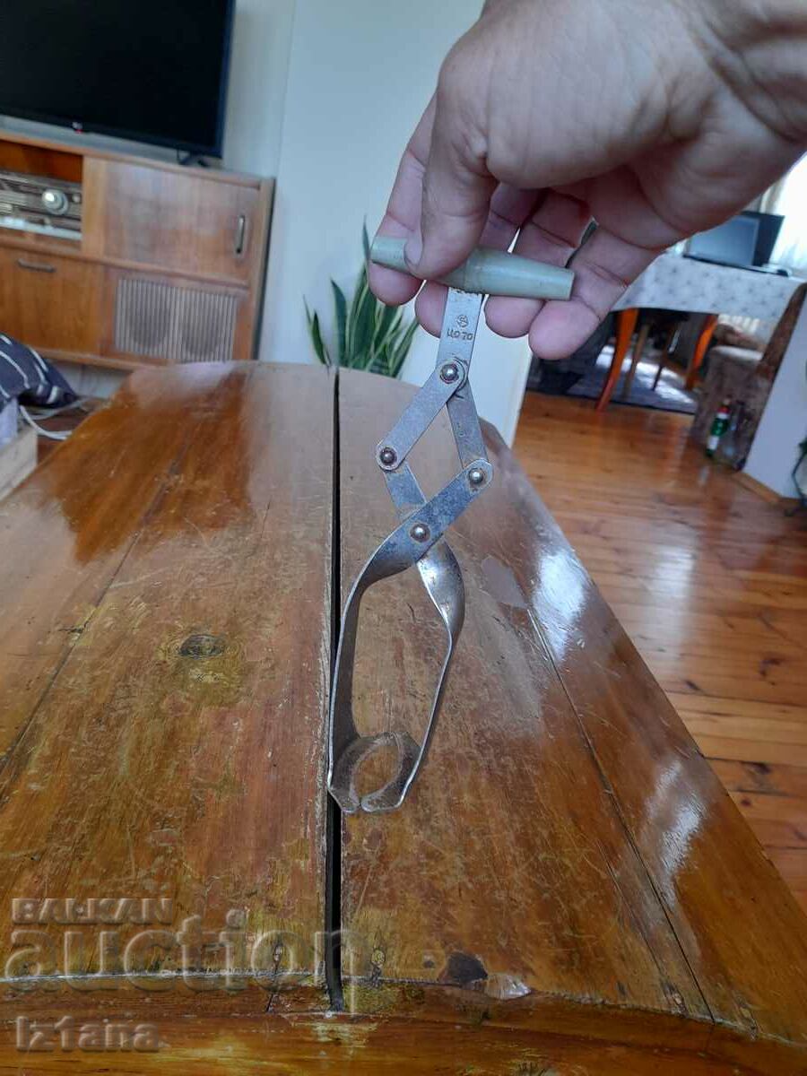 Auction Old tongs, a device for removing jars Auction Old tongs, a device for removing jars