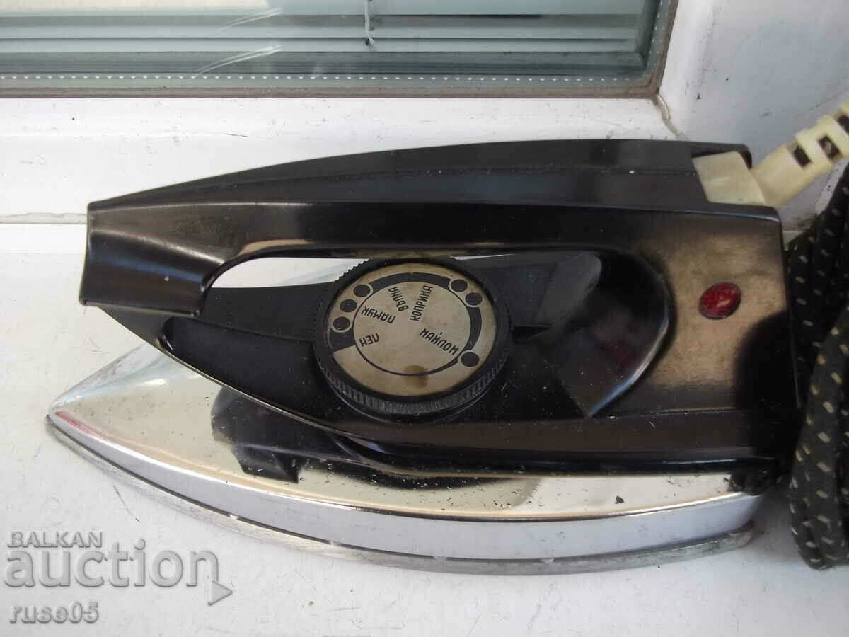 Fier de călcat electric de la Sotsa funcționează sovietic cu preț 10.00 BGN | € 5.11