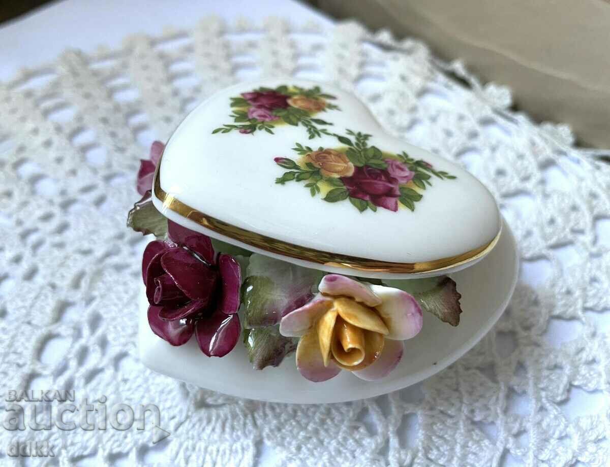 ROYAL ALBERT beautiful heart with roses from England