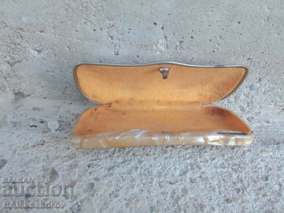 Old mother-of-pearl eyeglass case with price 6.00 BGN | € 3.07 Old mother-of-pearl eyeglass case with price 6.00 BGN | € 3.07
