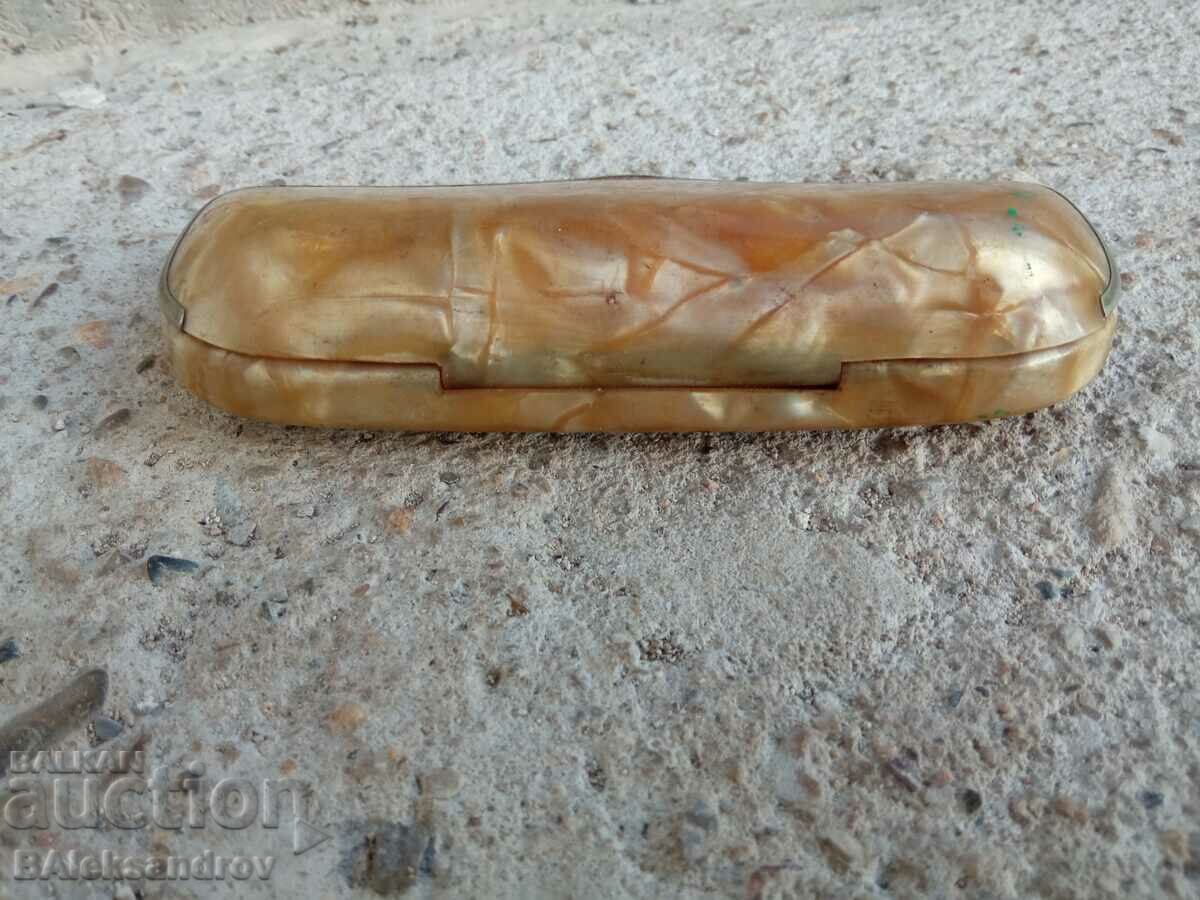 Delivery of Old mother-of-pearl eyeglass case Delivery of Old mother-of-pearl eyeglass case