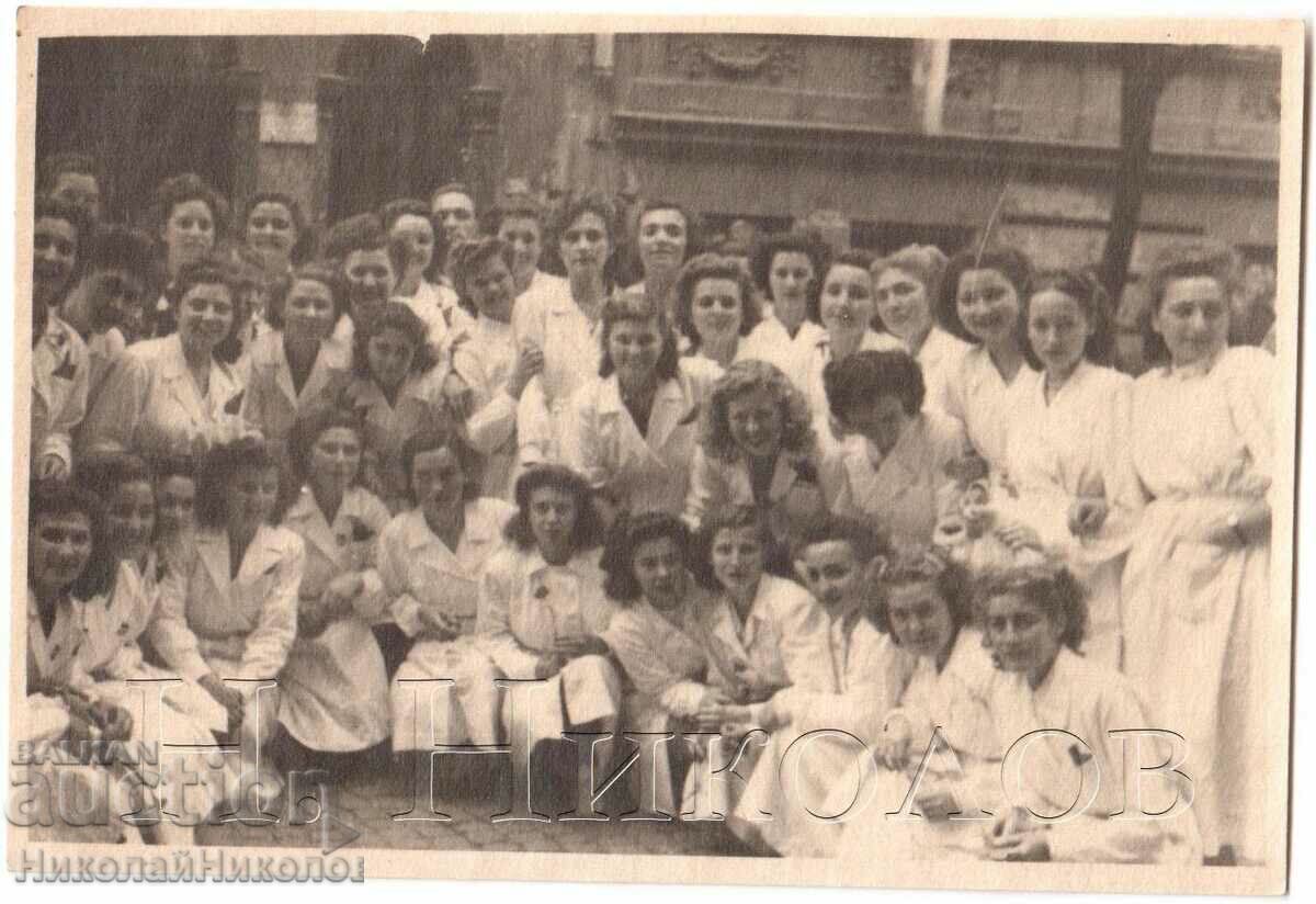 OLD PHOTO STUDENT NURSES IN FRONT OF THE HOSPITAL G857