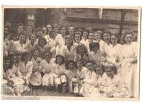 OLD PHOTO STUDENT NURSES IN FRONT OF THE HOSPITAL G857