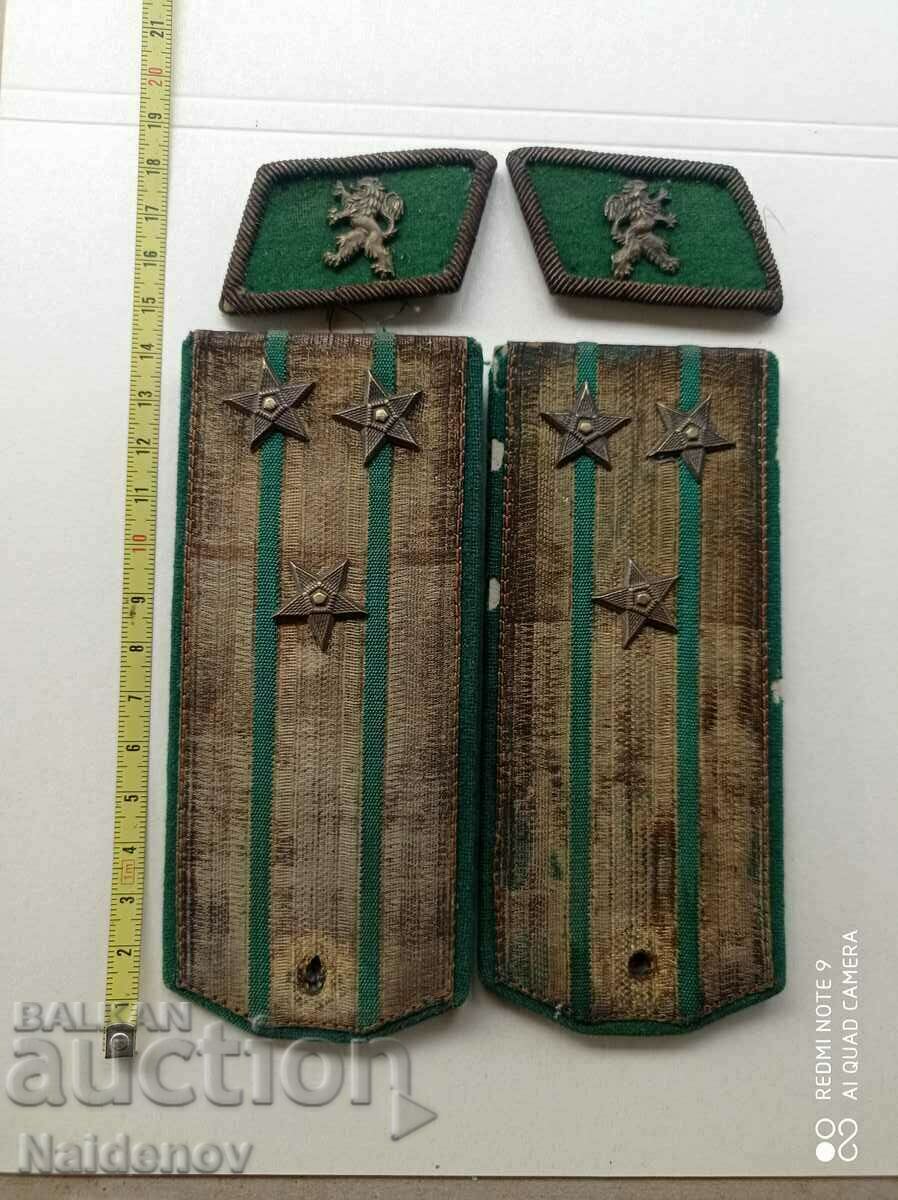 Epaulettes and monograms cockles early soc