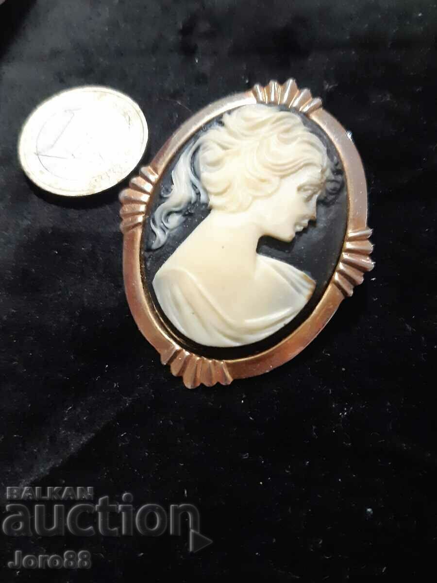Delivery of Old Brooch Cameo Medallion Delivery of Old Brooch Cameo Medallion