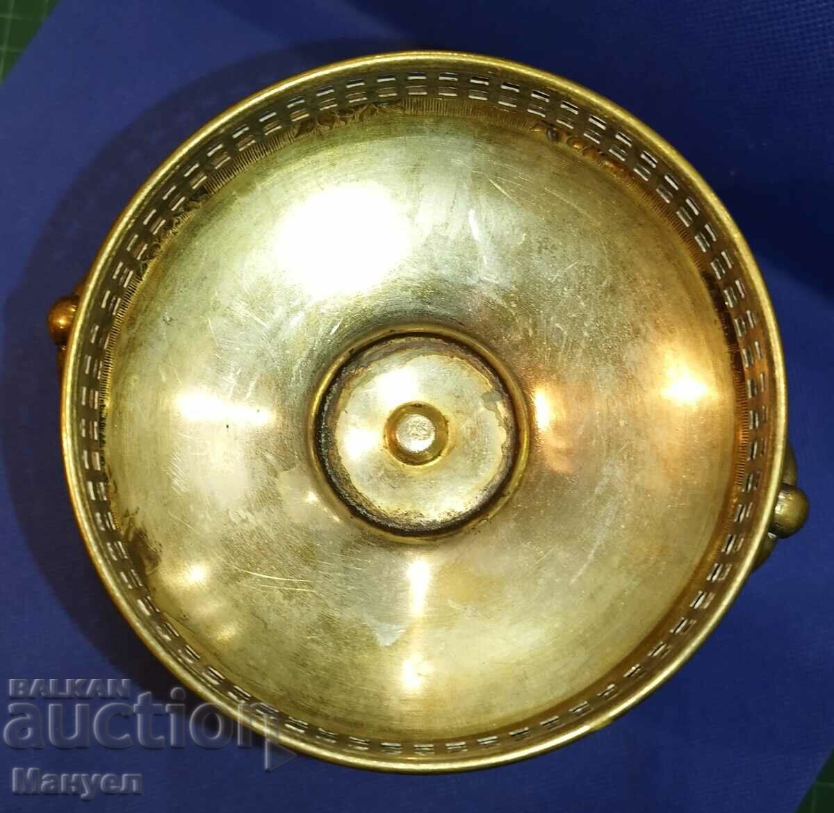 Auction An old, beautiful bonbonriere. Auction An old, beautiful bonbonriere.