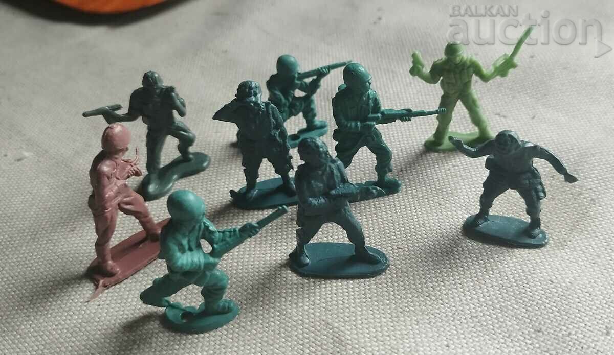 O mulțime de figuri retro din plastic și soldați cu arme.