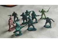 Lot of retro plastic figures & soldiers with weapons.