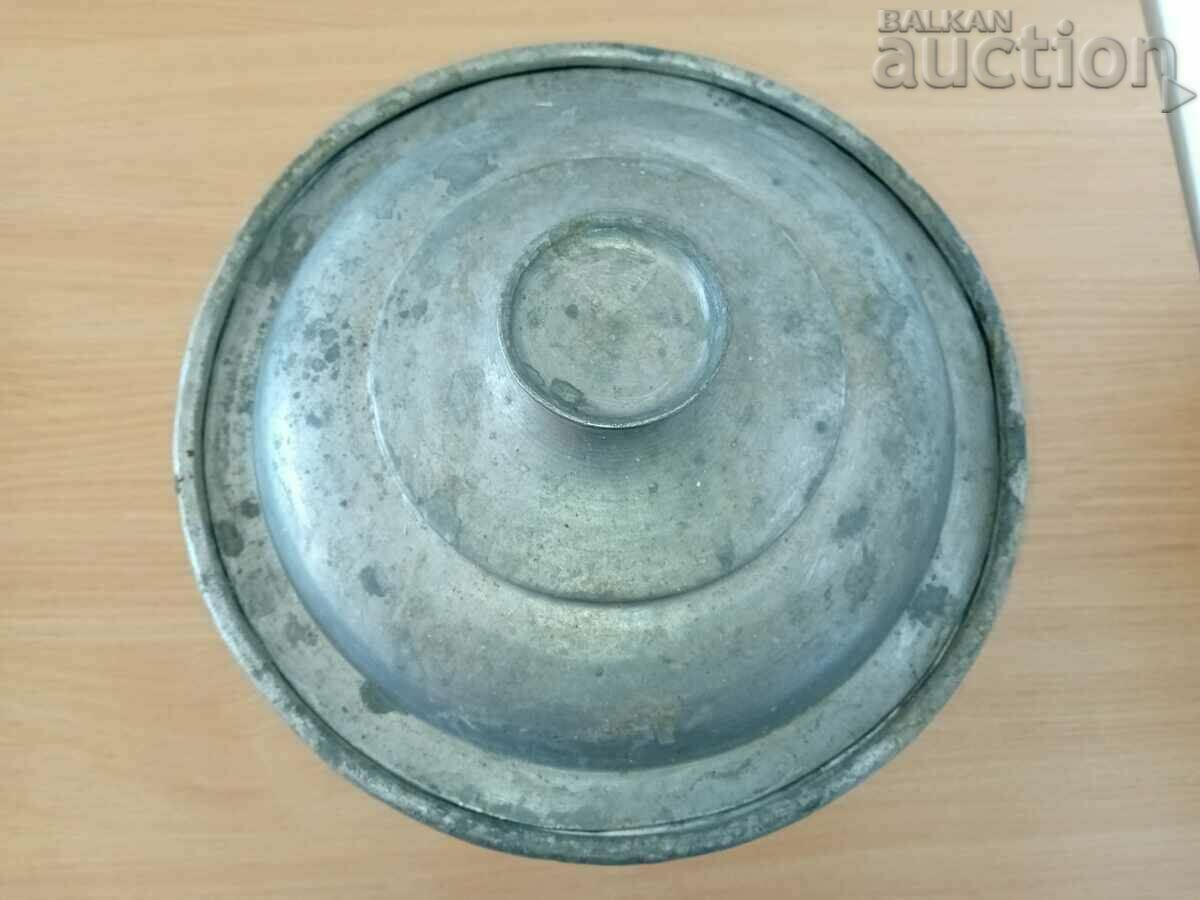 Παράδοση Παλιό τσίγκινο δοχείο, χάλκινο δοχείο με καπάκι