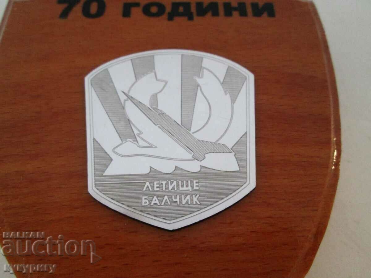 Veche placă militară insignă de onoare 70 de ani Baza Forțelor Aeriene din Balcic cu preț 50.00 BGN | € 25.56 Veche placă militară insignă de onoare 70 de ani Baza Forțelor Aeriene din Balcic cu preț 50.00 BGN | € 25.56