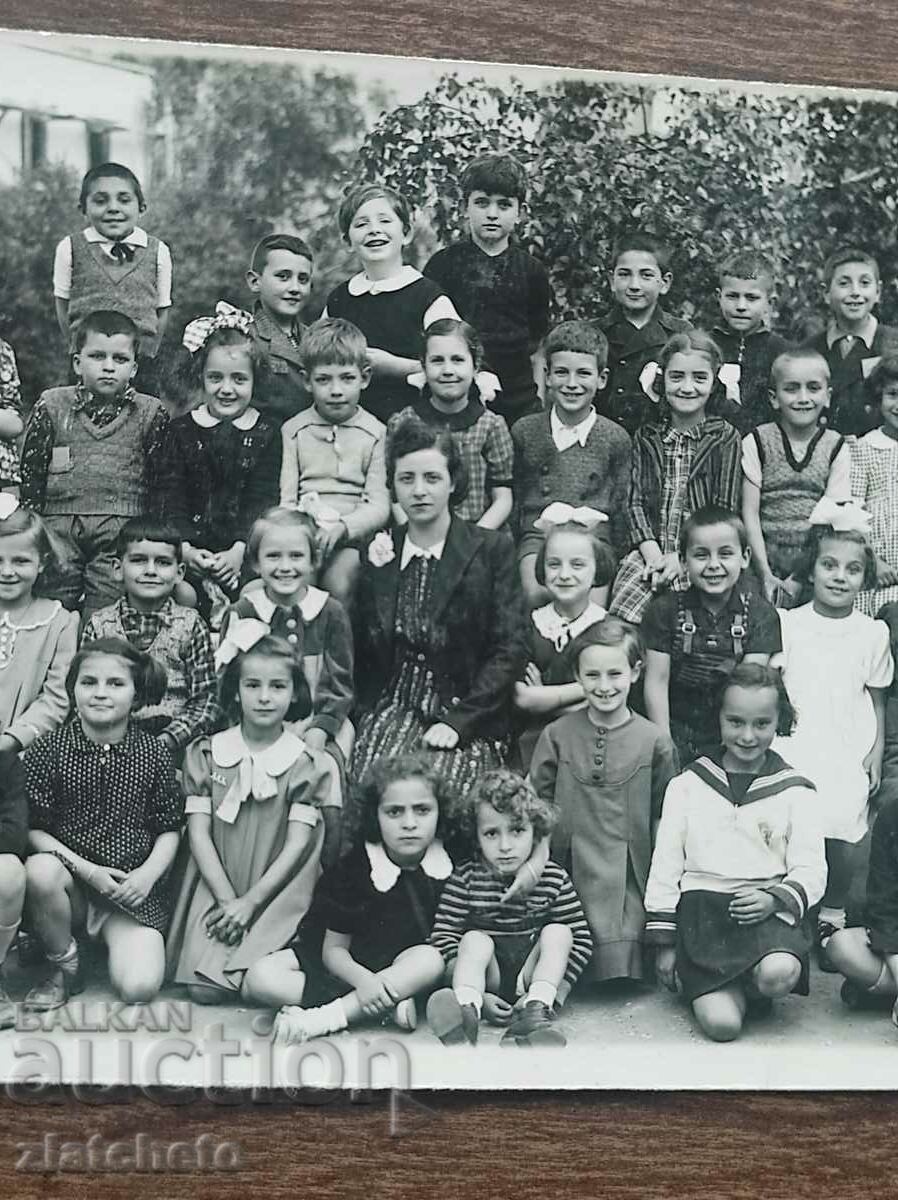 Old photo Kingdom of Bulgaria - School class with price 7.00 BGN | € 3.58 Old photo Kingdom of Bulgaria - School class with price 7.00 BGN | € 3.58