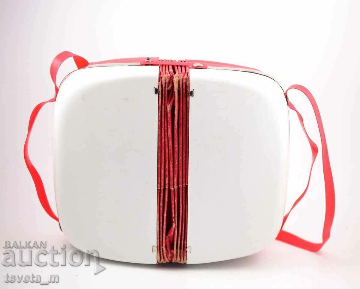 URSS acordeon pentru copii, jucării pentru copii, social cu preț 12.00 BGN | € 6.14 URSS acordeon pentru copii, jucării pentru copii, social cu preț 12.00 BGN | € 6.14