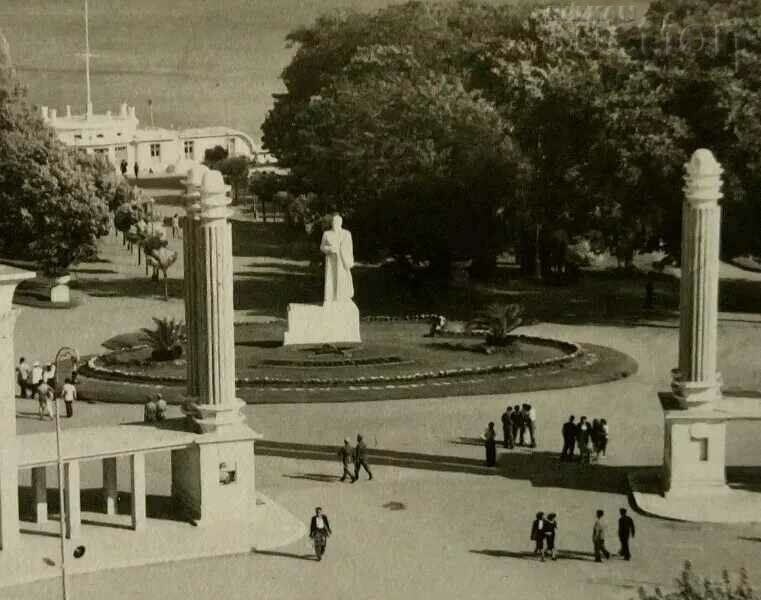 STALIN/VARNA ENTRANCE TO THE MARINE GARDEN P.K. 1951 with price 3.00 BGN | € 1.53 STALIN/VARNA ENTRANCE TO THE MARINE GARDEN P.K. 1951 with price 3.00 BGN | € 1.53