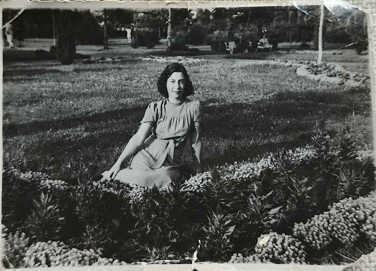 България Стара снимка фотография на млада девойка поседн...