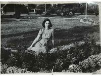 България Стара снимка фотография на млада девойка поседн...