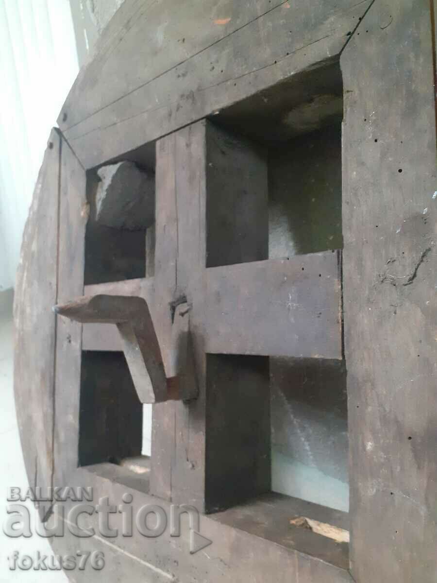 Μοναδικό - Παλιό τεράστιο ξύλινο σφόνδυλο τροχού πρωτόγονο με τιμή 390.00 BGN | € 199.40 Μοναδικό - Παλιό τεράστιο ξύλινο σφόνδυλο τροχού πρωτόγονο με τιμή 390.00 BGN | € 199.40