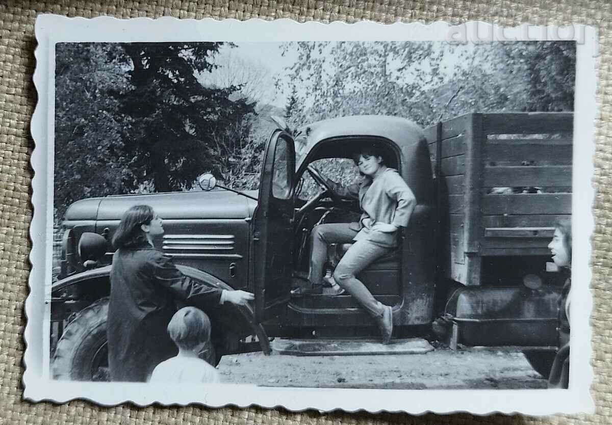 Bulgaria Fotografie veche cu o tânără așezată pe...