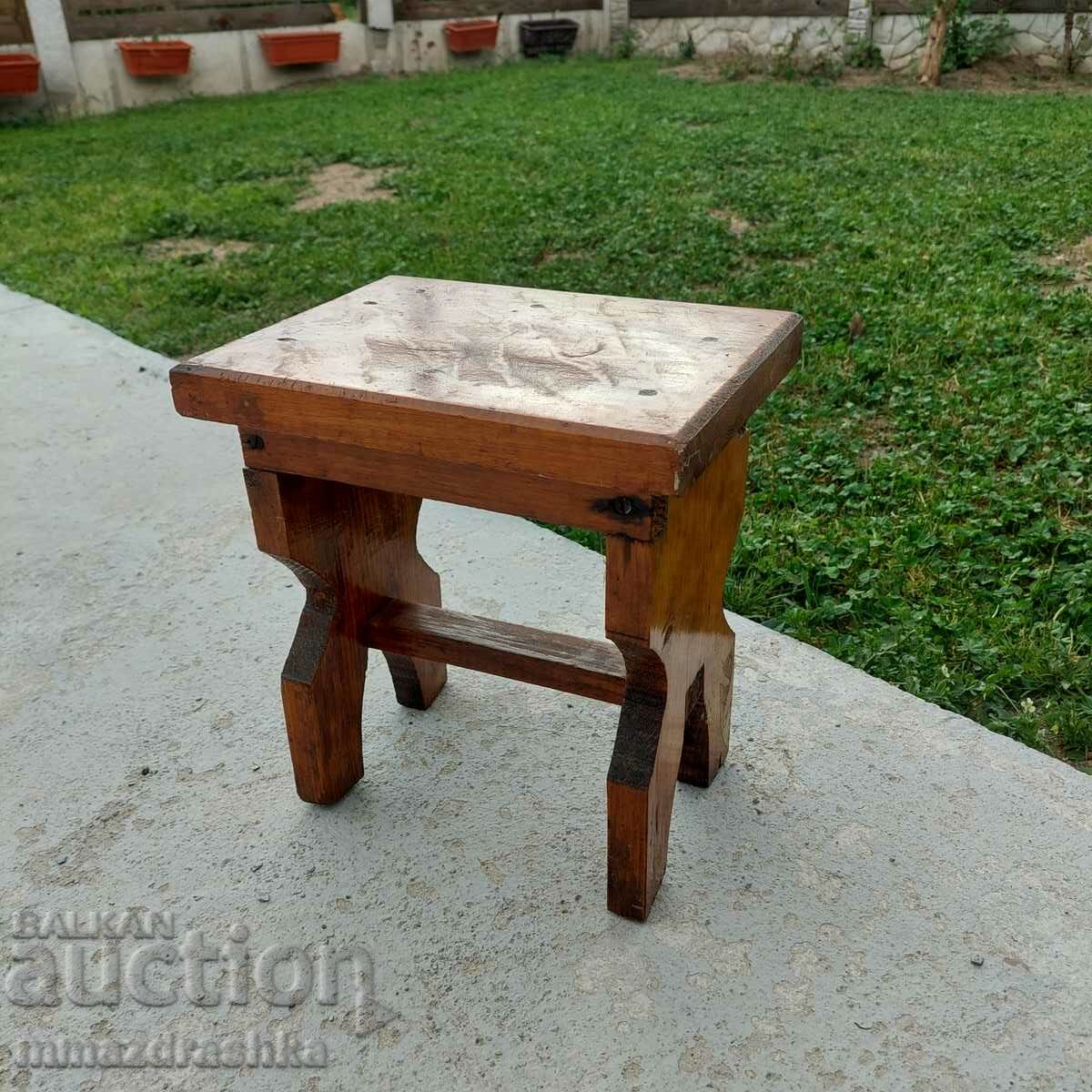 Un scaun de lemn