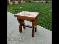 Дървено столче