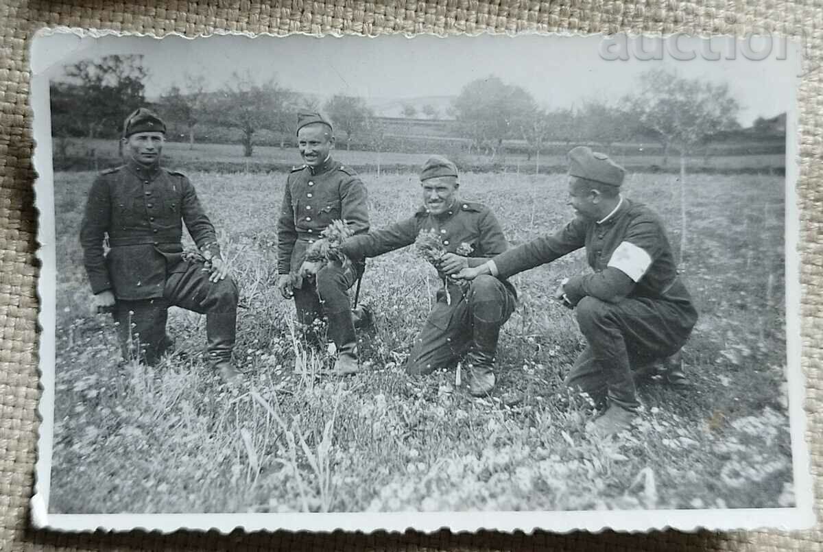 Bulgaria Fotografie veche și grup de tineri soldați...
