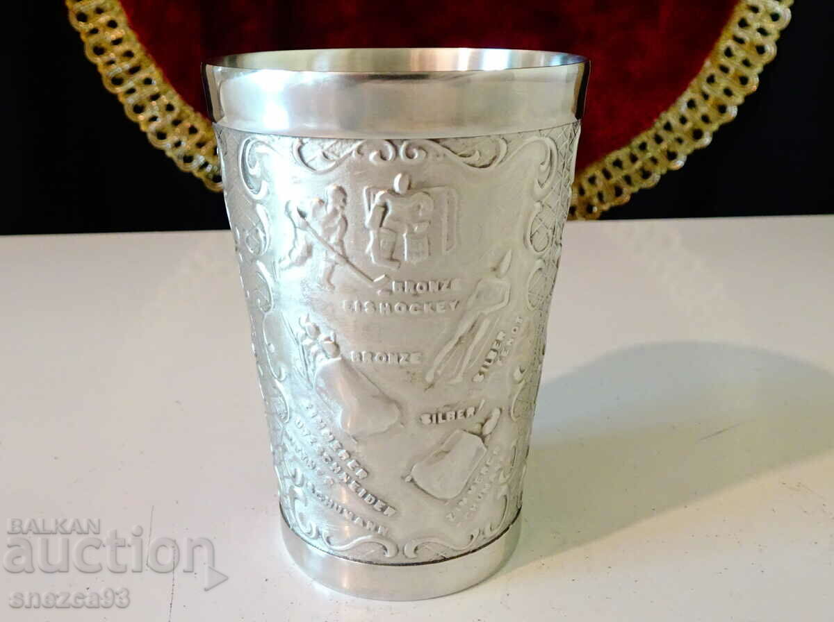 Delivery of Wine glass, eagle with outstretched wings, sporty Delivery of Wine glass, eagle with outstretched wings, sporty