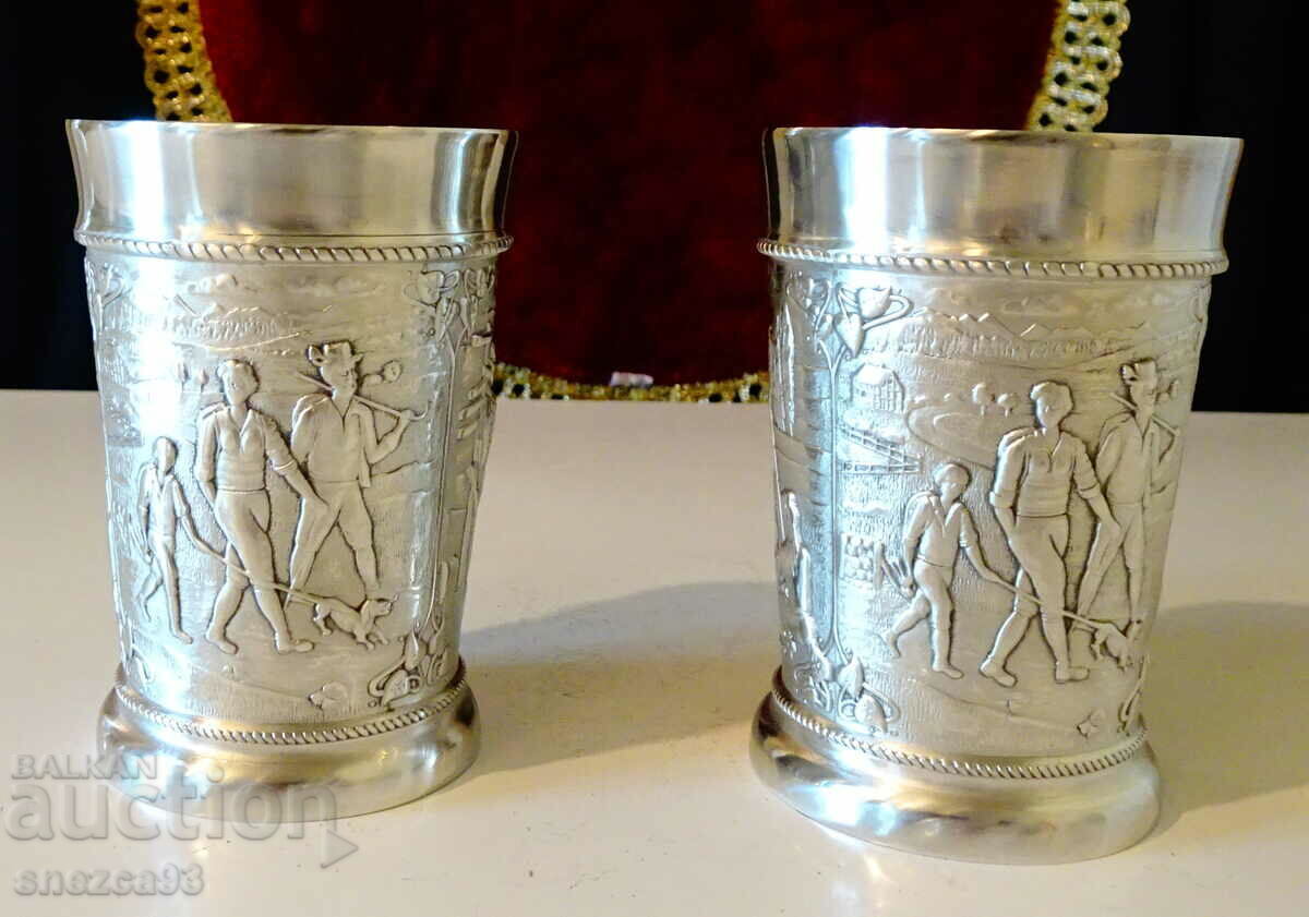 Δημοπρασία Δύο τσίγκινα κύπελλα με ανάγλυφες εικόνες για Τουρισμό, Κάμπινγκ. Δημοπρασία Δύο τσίγκινα κύπελλα με ανάγλυφες εικόνες για Τουρισμό, Κάμπινγκ.