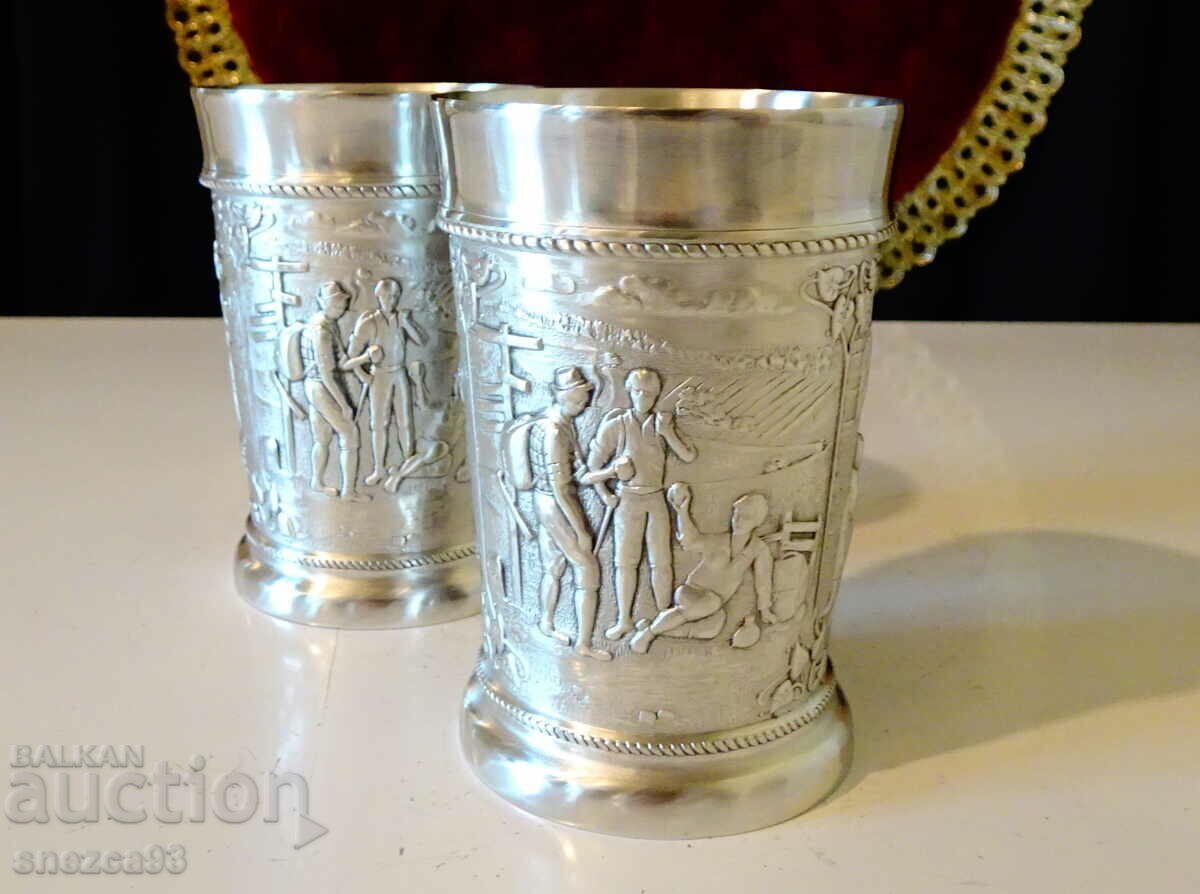 Παράδοση Δύο τσίγκινα κύπελλα με ανάγλυφες εικόνες για Τουρισμό, Κάμπινγκ. Παράδοση Δύο τσίγκινα κύπελλα με ανάγλυφες εικόνες για Τουρισμό, Κάμπινγκ.