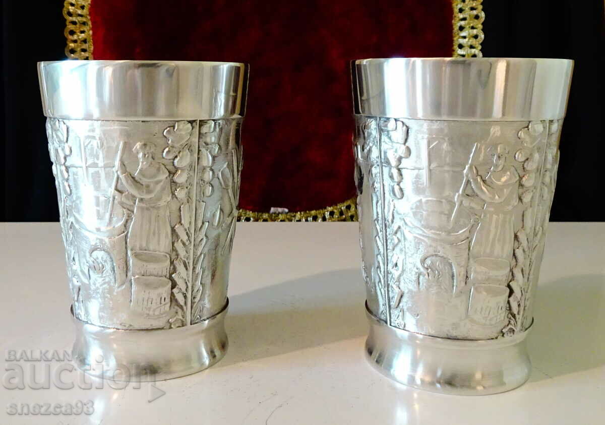 Δύο ποτήρια, τσίγκινα κούπες με εικόνες Μοναστηριακή Ζυθοποιία.