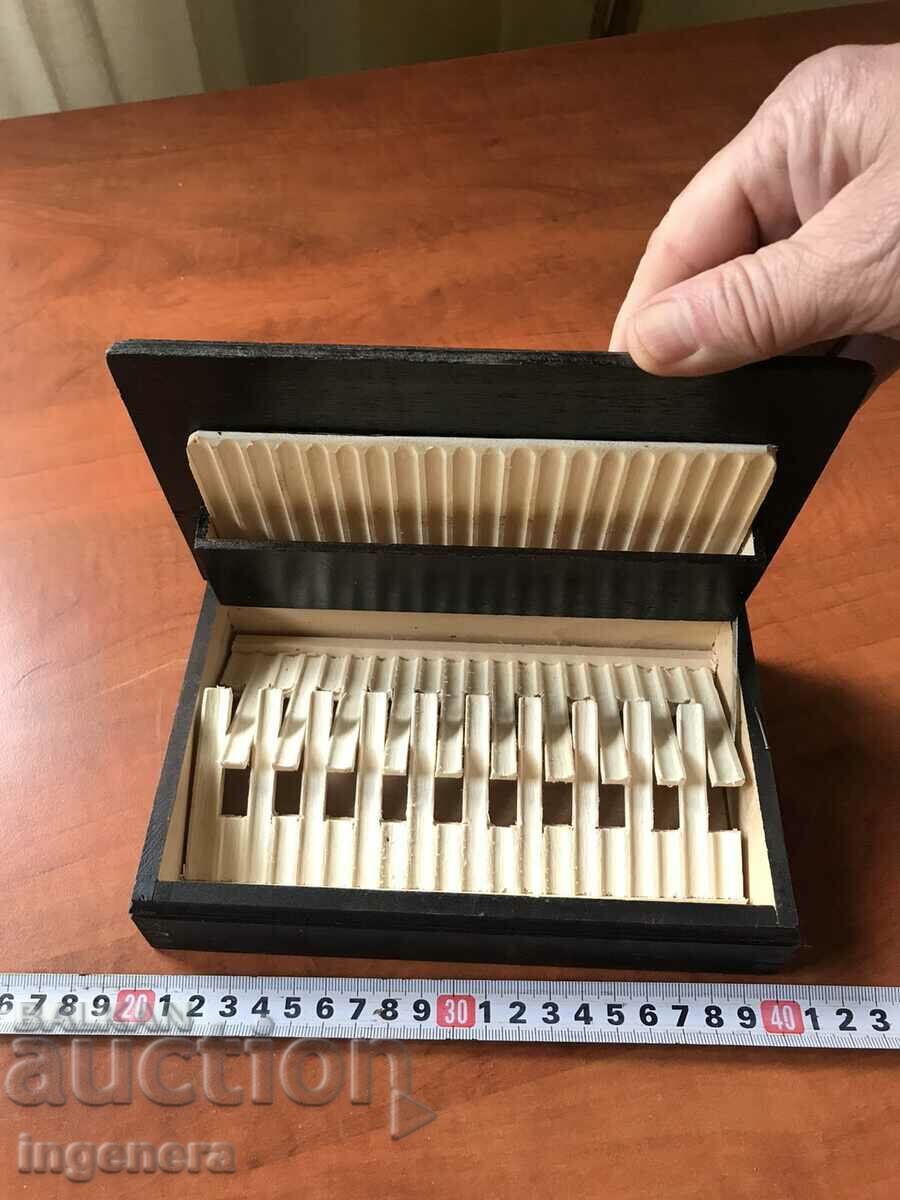 Δημοπρασία ΚΟΥΤΙ ΞΥΛΟ ΠΥΡΟΓΡΑΦΙΚΟ ΣΧΕΔΙΟ ΑΝΤΙΚΕ ΑΠΟ SOCA MOSTRA Δημοπρασία ΚΟΥΤΙ ΞΥΛΟ ΠΥΡΟΓΡΑΦΙΚΟ ΣΧΕΔΙΟ ΑΝΤΙΚΕ ΑΠΟ SOCA MOSTRA