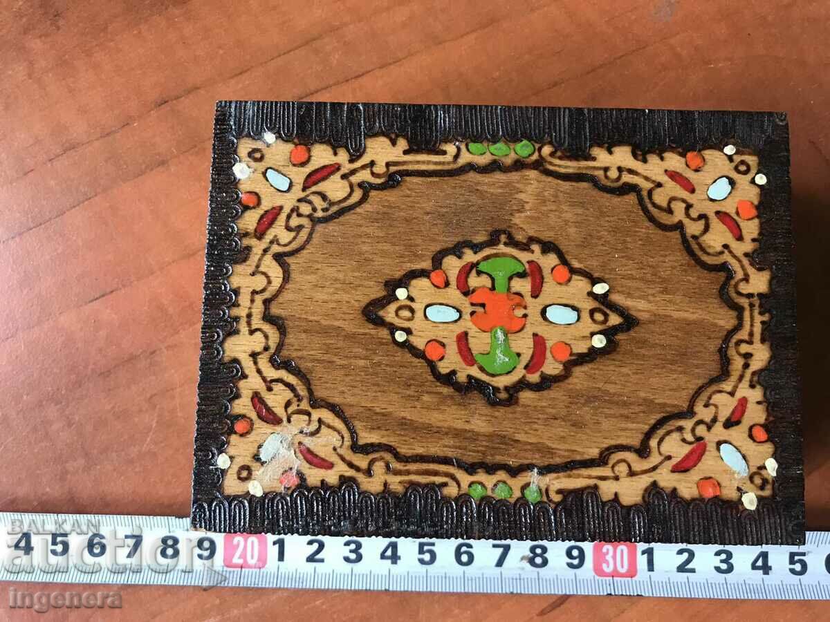 CUTIE LEMN PIROGRAF DESEN ANTICHI DIN SOCA MOSTRA cu preț 42.00 BGN | € 21.47 CUTIE LEMN PIROGRAF DESEN ANTICHI DIN SOCA MOSTRA cu preț 42.00 BGN | € 21.47