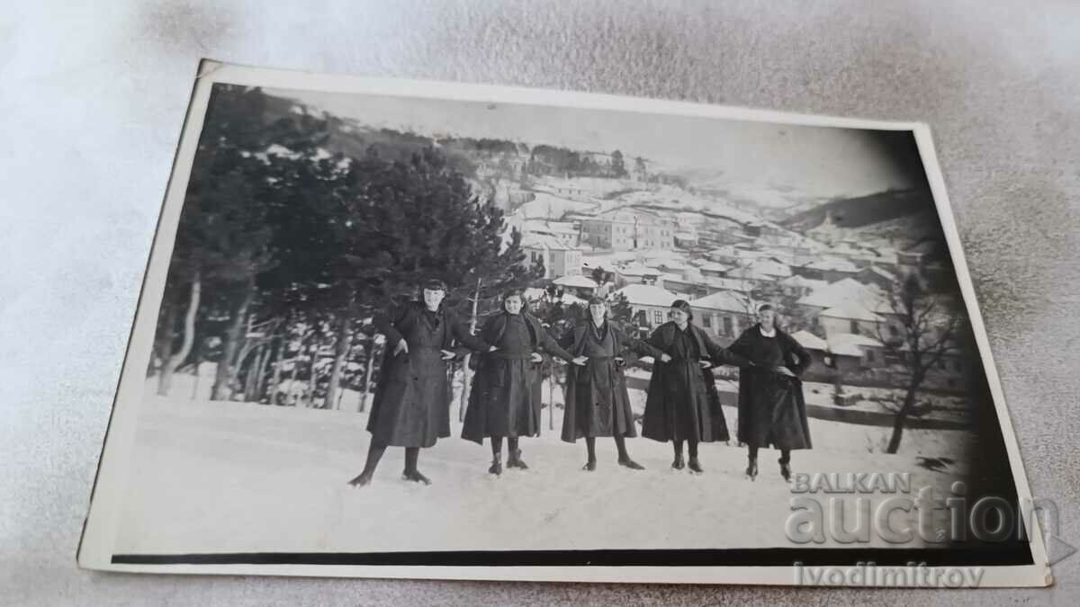 Снимка Пет млади момичета на поляна през зимата