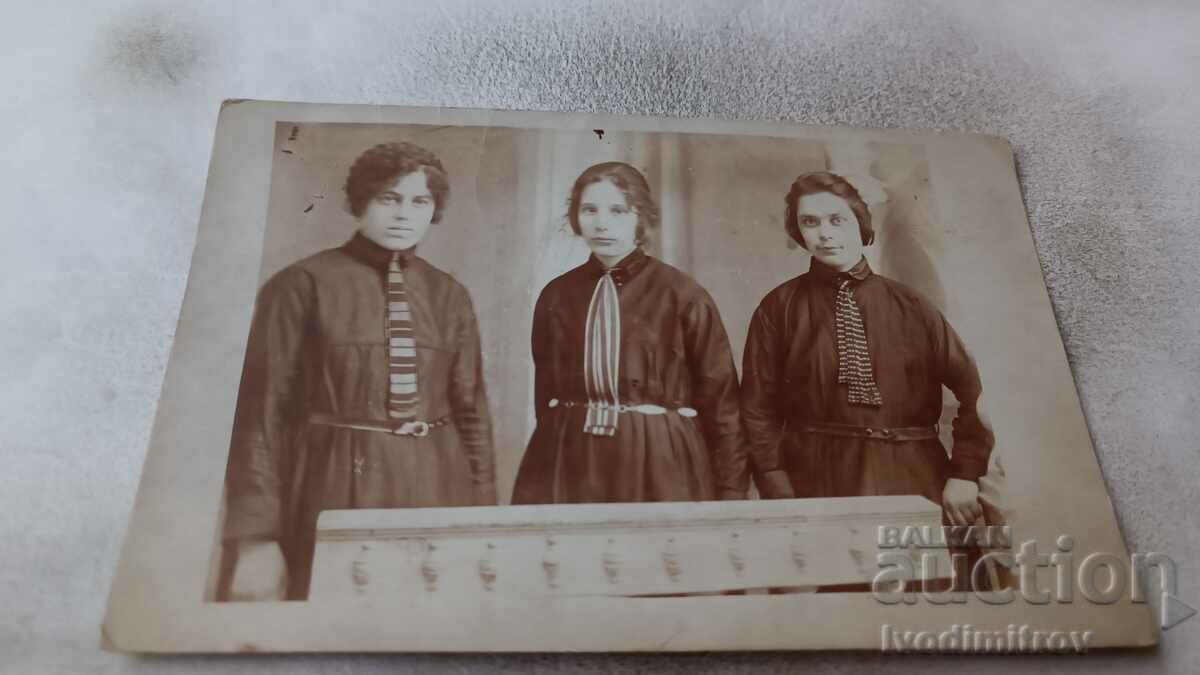 Photo Vidin Three young girls 1923